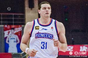 外线没谱！大卫-詹姆斯22中9拿到20分13板 三分9中2