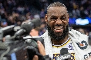 离谱但合规！年度十大“课堂”：詹姆斯献血调表 班凯罗走步绝杀