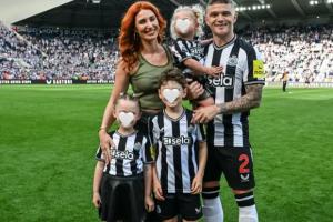 特里皮尔发孩子照片不打码，惹分居妻子不满