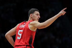 正负值+18最高！约维奇9中5拿下18分7板6助 命中关键三分