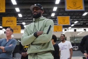 湖人新秀齐唱生日歌！奥利瓦里转发：生日快乐呀大叔