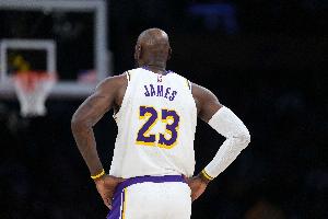 詹姆斯：备战季后赛就是需要更高的专注度 而且需要更加细致全面