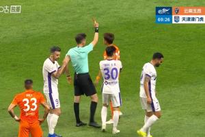 玉昆0-2+少一人作战！张宸梁身后拉倒谢蒂内，两黄变一红被罚下
