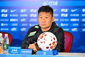 黑马少帅！38岁刘建业首次执教中超，率升班马铜梁龙4胜2平暂登顶