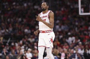 记者：杜兰特在本周的训练中右膝受伤 但火箭对伤情持乐观态度