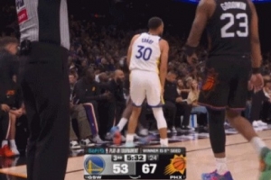 这太影响移动跑位了！库里走路右腿一瘸一拐有点受伤