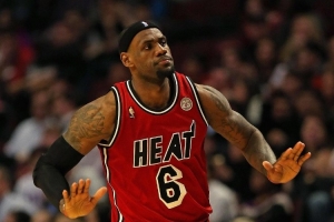 老詹是现役唯一在季后赛对阵过黄蜂的球员 那时还叫夏洛特山猫！