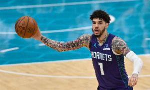 一个赛季浪完了！拉梅洛·鲍尔上半场2分&第三节21分 魔鬼>天使