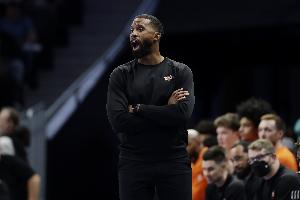 被吹5次进攻犯规！黄蜂主帅：不谈这个了 我不想被罚款