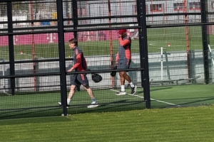 忙里偷闲！孔帕尼和弗罗因德今日训练后组队进行板式网球双打比赛