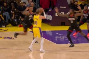 赶紧点烟！肯纳德突破未果直接拉出来再中三分球打停 分差16分