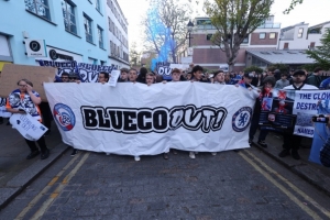 不满BlueCo！走上街头，切尔西和白堡球迷组织联合抗议活动