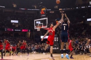 招牌动作！哈登持球单打 侧翼撤步三分洞穿篮心