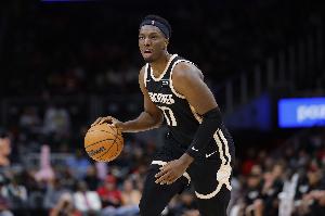 轰进半场压哨三分球！奥孔武5中4高效拿下12分2板1助1帽