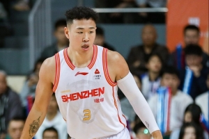 贺希宁：没上场心里难受 盼身体抓紧好 带领球队在季后赛越走越远