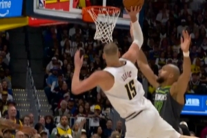 这就是MVP啊！约基奇歪着身子失衡打成高难度2+1随后又补篮得手！