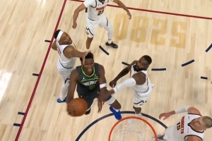 开山辟路！爱德华兹强行突破掘金多人围堵上篮取分