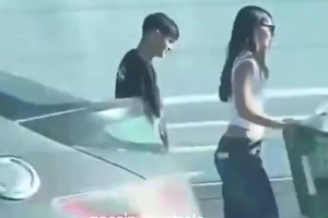 每体：球迷偶遇佩德里与女友逛超市，着装低调、与球迷合影