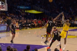 詹姆斯面对阿门贴防 翻身后仰跳投还能命中 自己也呼呼庆祝上了