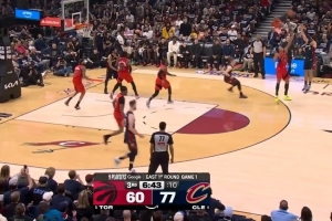 大杀四方！斯特鲁斯连中三分&挑篮得手 个人打8-0将分差拉到22分