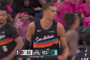 文班拆炸弹撤步三分再轰进！33分超邓肯 队史季后赛首秀得分纪录