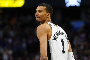 解说：开拓者给什么防守 文班亚马就利用什么对位 太可怕了