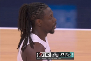 仙人指路！朱·霍勒迪抛传送助攻 罗威起飞空接双手暴扣