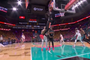 弹簧后卫！福克斯妙传 卡斯尔溜底线腾空起飞单臂劈扣！