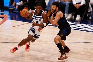 芬奇：突破制造对抗倒地的人能得到哨子 扛着防守继续进攻则不行