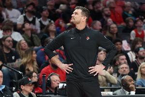 斯普利特：数据来看小阵容不理想 但小阵容能把文班拉出禁区